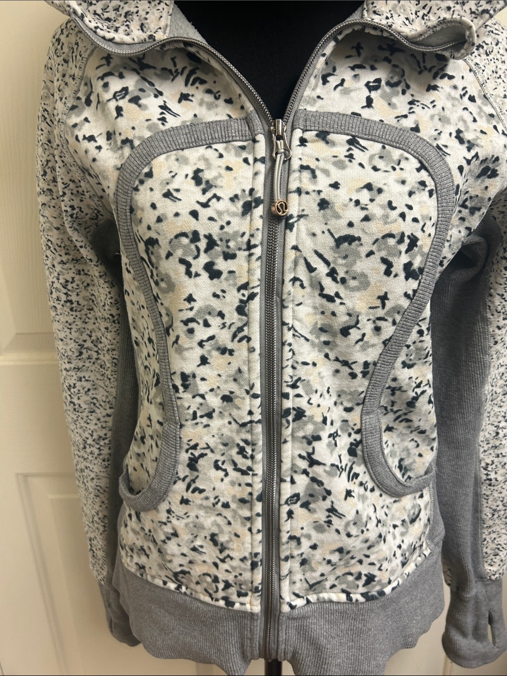 Lululemon Scuba Hoodie II in Not So Petite Fleur Silver Spoon / Heathered, Med - Picture 4 of 10